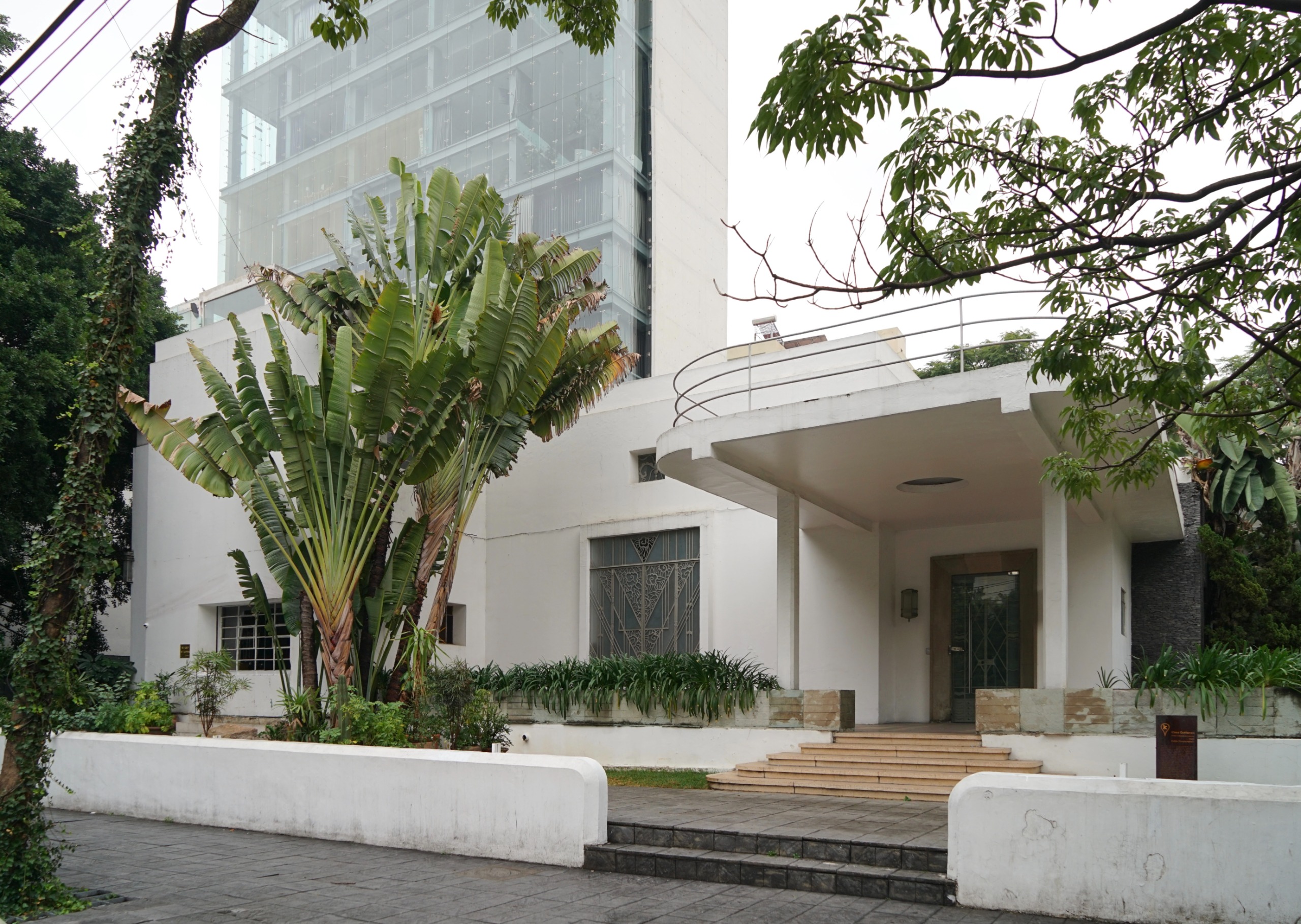 Casa Qui&amp;ntilde;ones by Pedro Castellanos Lambley