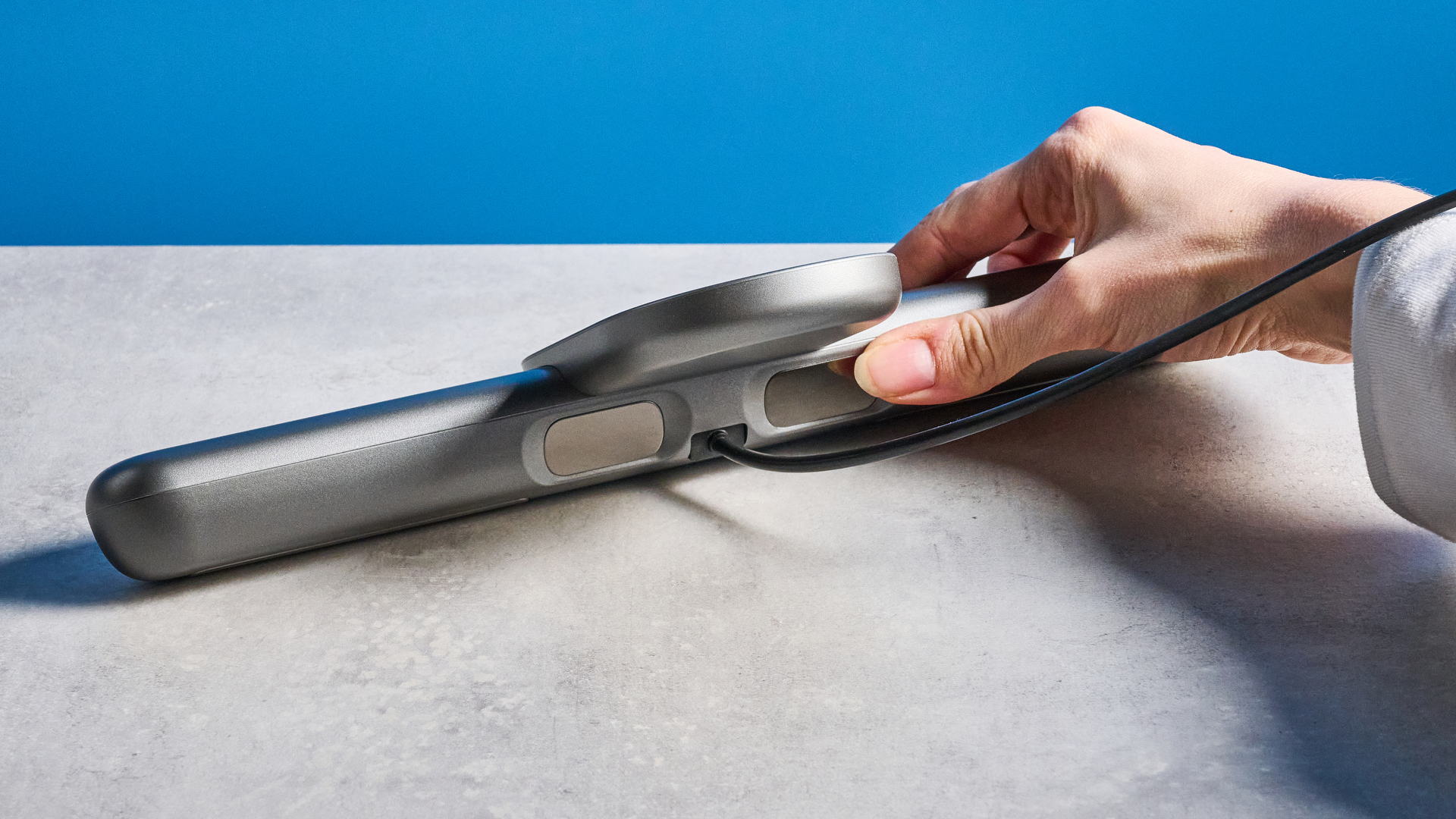 the oxiline scale md pro against the blue tom's guide background