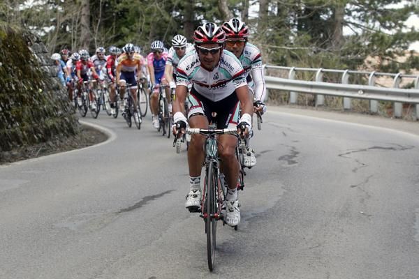 Giampaolo Caruso (Ceramica Flaminia) at the head of the peloton.