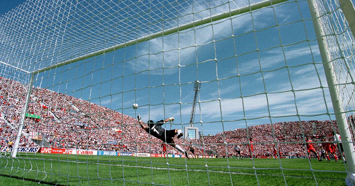 England vs. Tunisia. Paul Scholes (ENG) scores England&#039;s second goal.