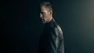 Tobias Santelmann as Harry Hole whose face is turned towards the camera in Detective Hole.