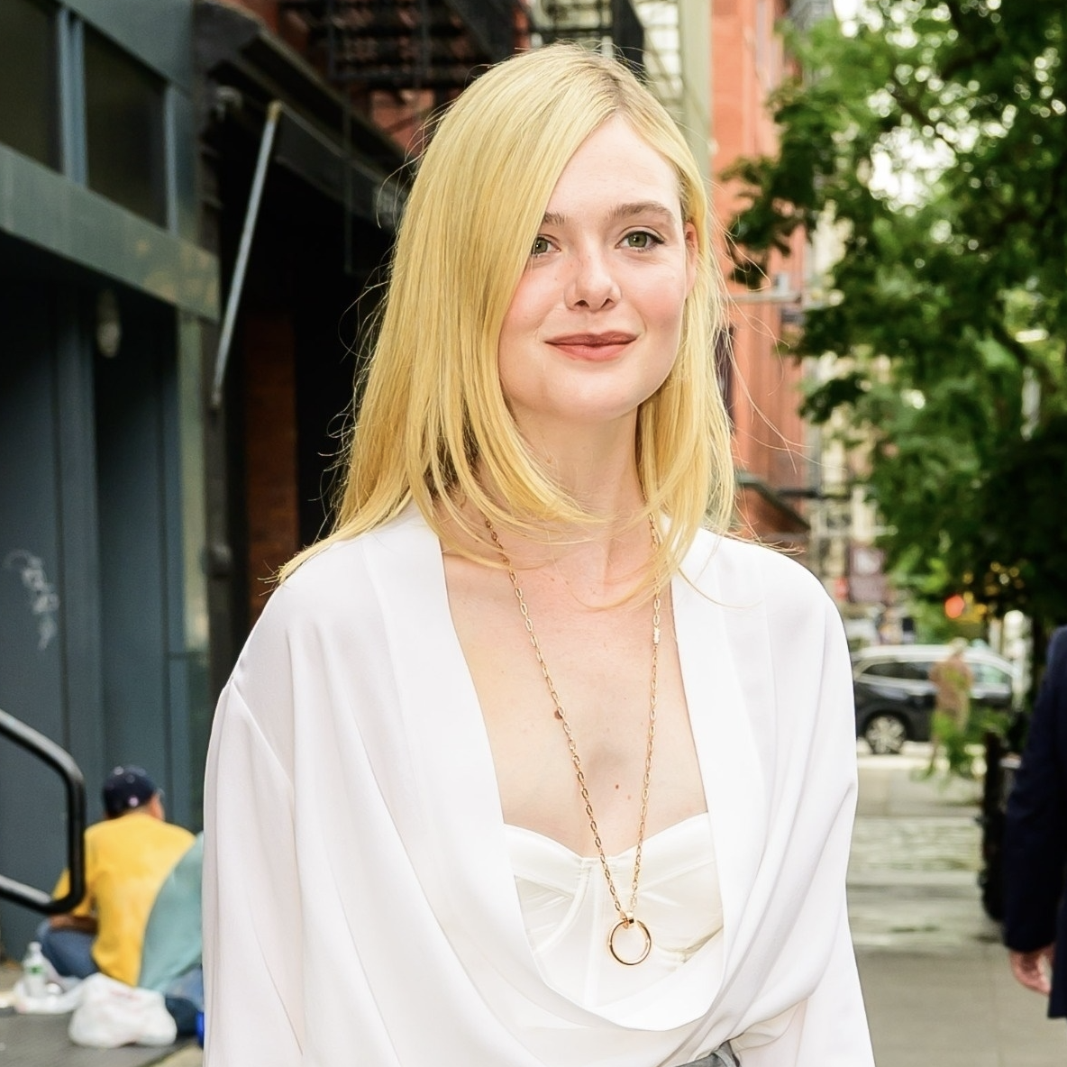 Elle Fanning was spotted having a casual brunch at Sadelle&#039;s, bonding with her production team over a meal.