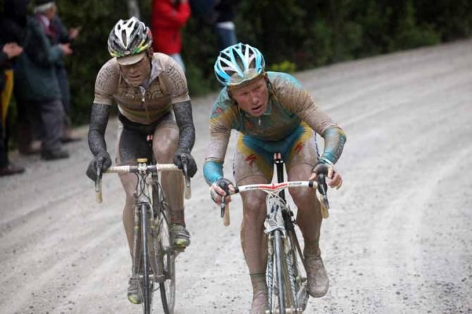 Alexandre Vinokourov (Astana) leads Cadel Evans (BMC) during an epic stage at the Giro d'Italia in 2010