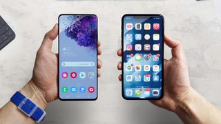 Samsung Galaxy S20 Ultra und Apple iPhone 11 Pro Seite an Seite nebeneinander im Vergleich
