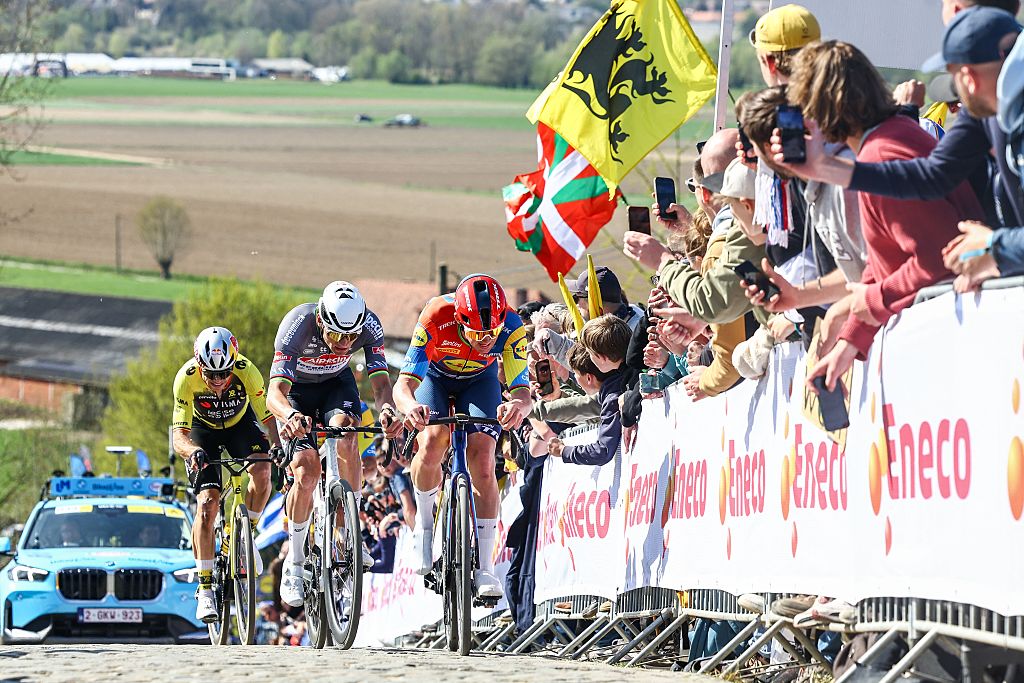 El belga Wout van Aert del equipo Visma-Lease a Bike, el holandés Mathieu van der Poel de Alpecin-Deceuninck y el danés Mads Pedersen de Lidl-Trek fotografiados en Paterberg durante la carrera masculina del 