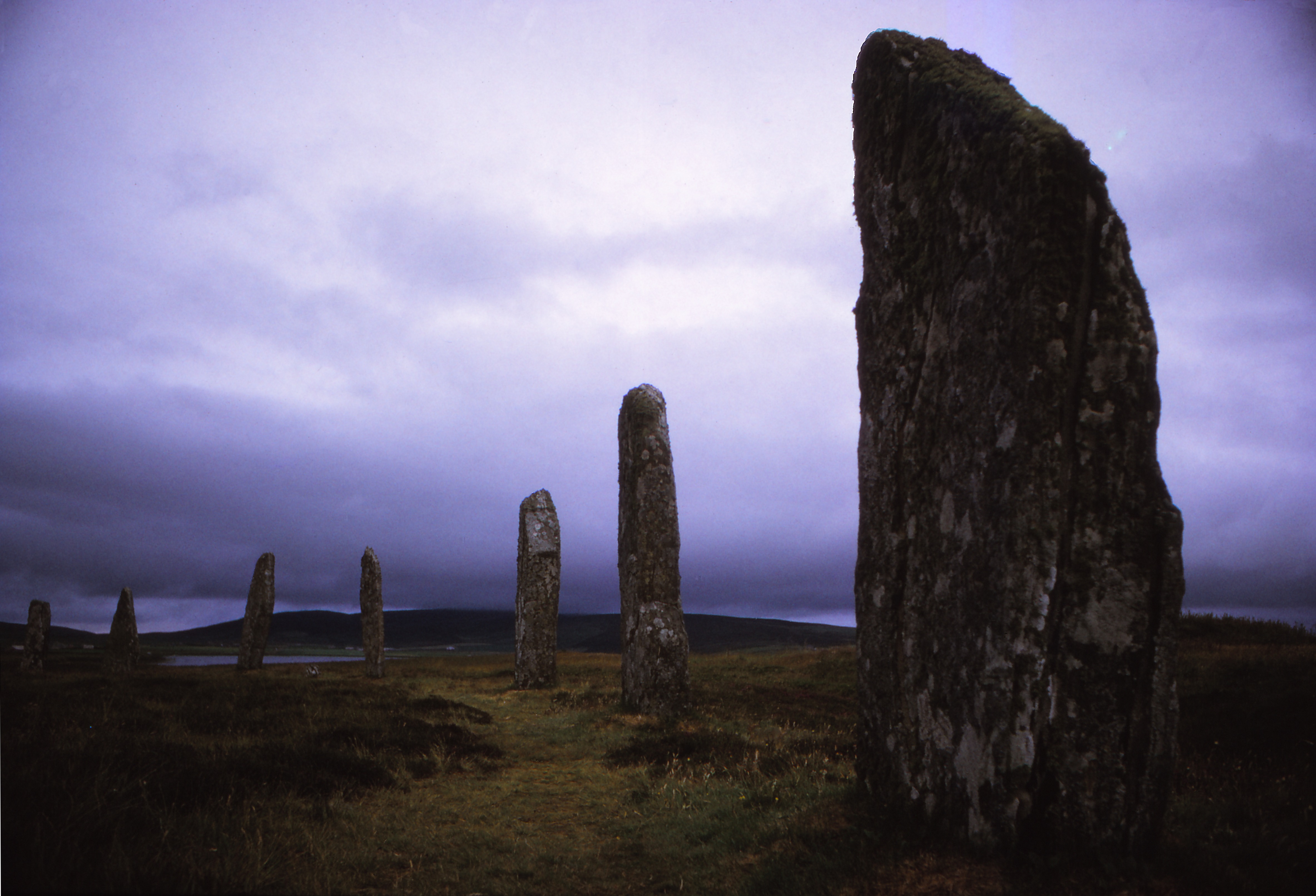 Um henge neolítico e um círculo de pedras perto de Stromness, em Orkney, Escócia.