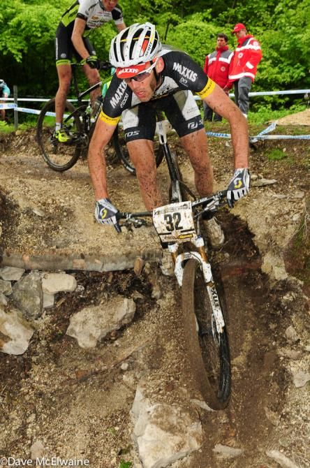 Geoff Kabush (Scott 3Rox Racing) does a drop