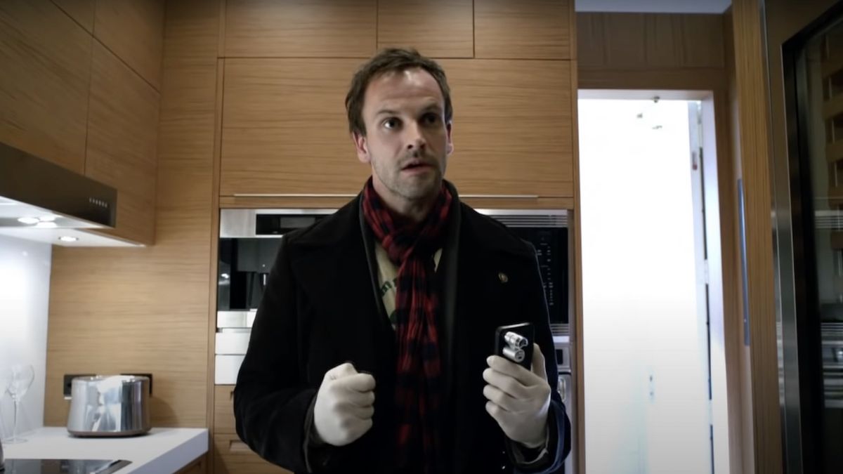 Jonny Lee Miller as Sherlock Holmes in Elementary