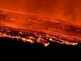 etna-eruption-lava-110801