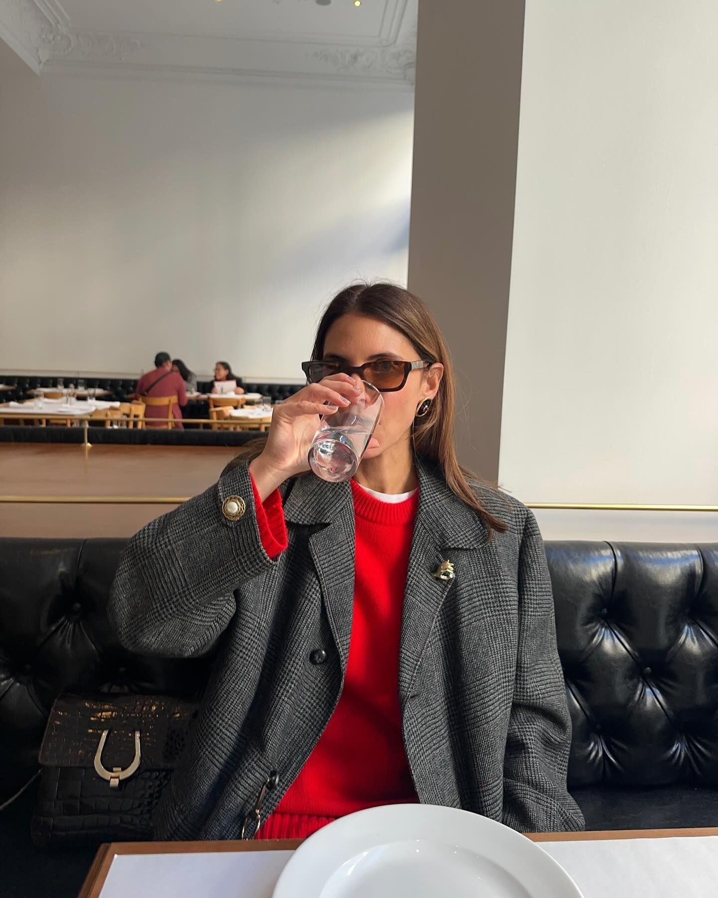 missing-image الجميع يصممون القميص الأبيض تحت صيحة البلوز