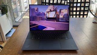 Dell XPS 17 en un escritorio de madera