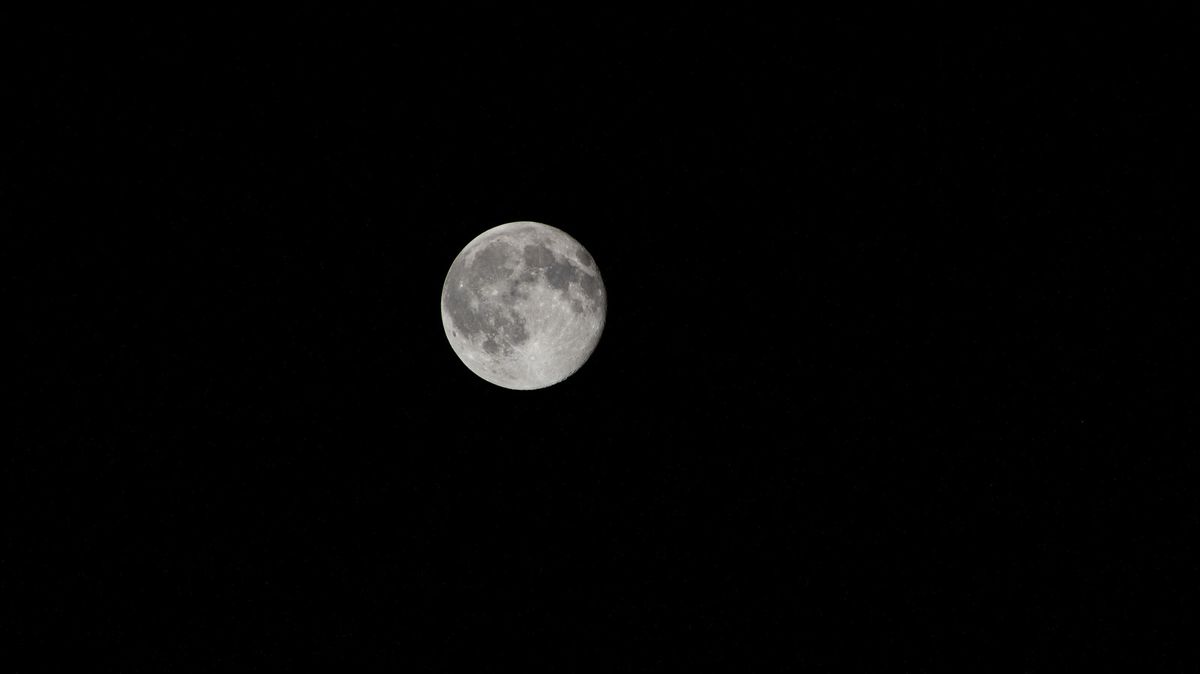 Regardez la pleine lune danser pendant un an dans une superbe vidéo accélérée