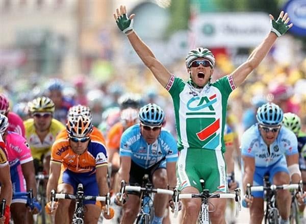 Hushovd sends Erik Zabel (Milram) and Oscar Freire (Rabobank) to the back seat