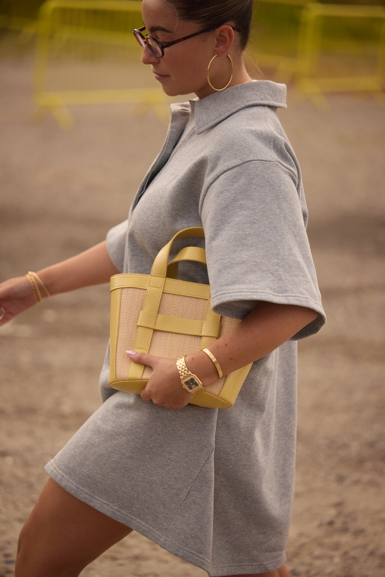 Woman carrying a straw bag with butter yellow leather