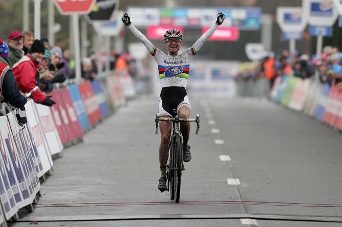 Marianne Vos wins the Azencross