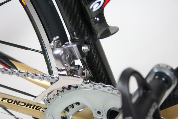 The lower part of the seat tube has a round profile to allow for a clamp-on front derailleur