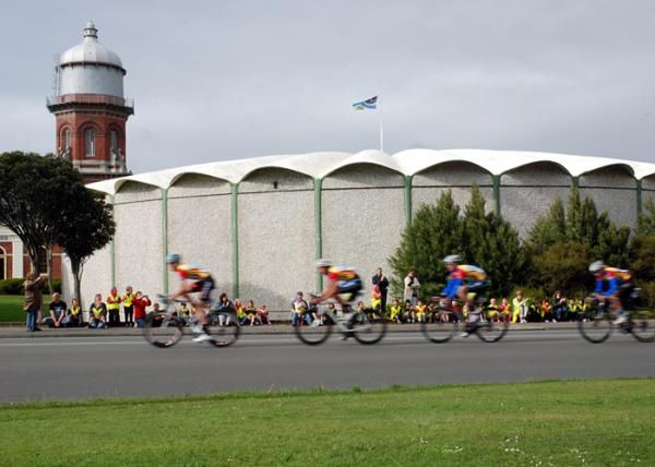 School children cheer on Sycamore Print in Stage 1 of the Tour of Southland.