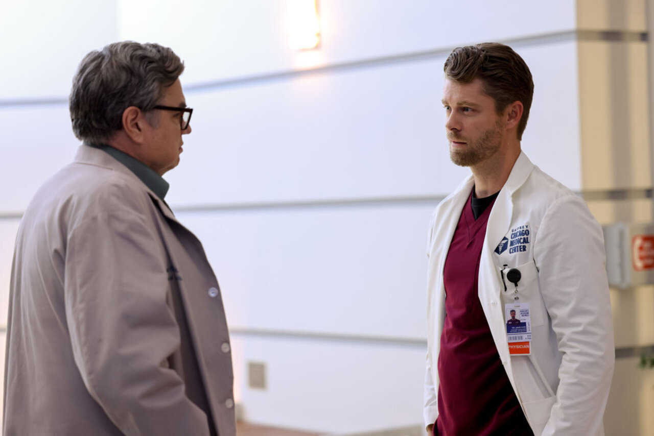 Oliver Platt und Luke Mitchell in der Premiere der 9. Staffel von Chicago Med