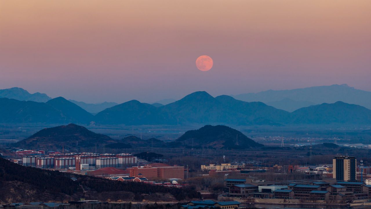 January full moon wows skywatchers with a striking 'Wolf Supermoon' (photos)