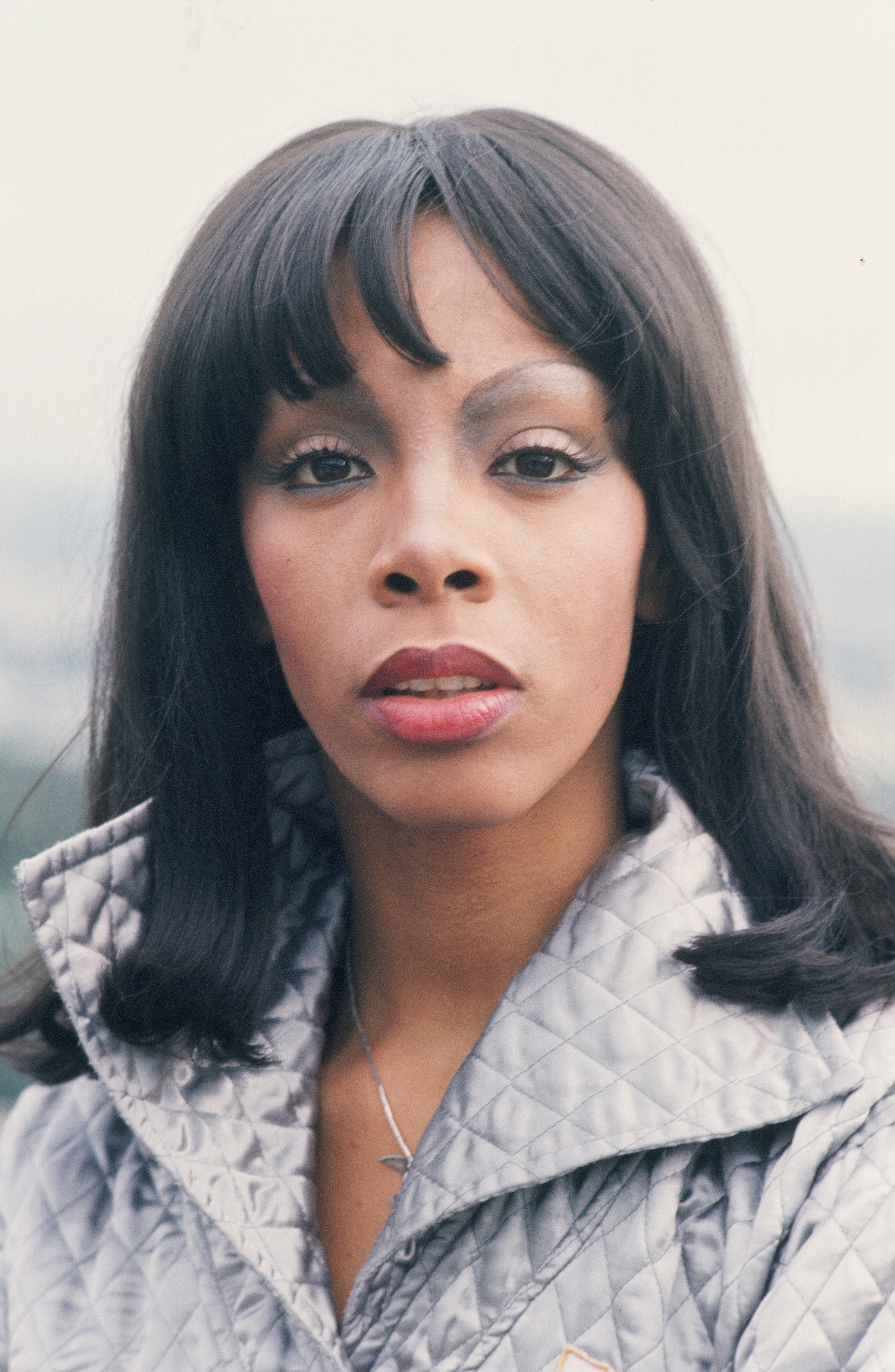 Donna Summer wears pink lips and smoky eyeshadow with thin brows