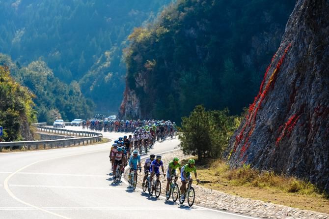 Cannondale riders set the pace in the peloton