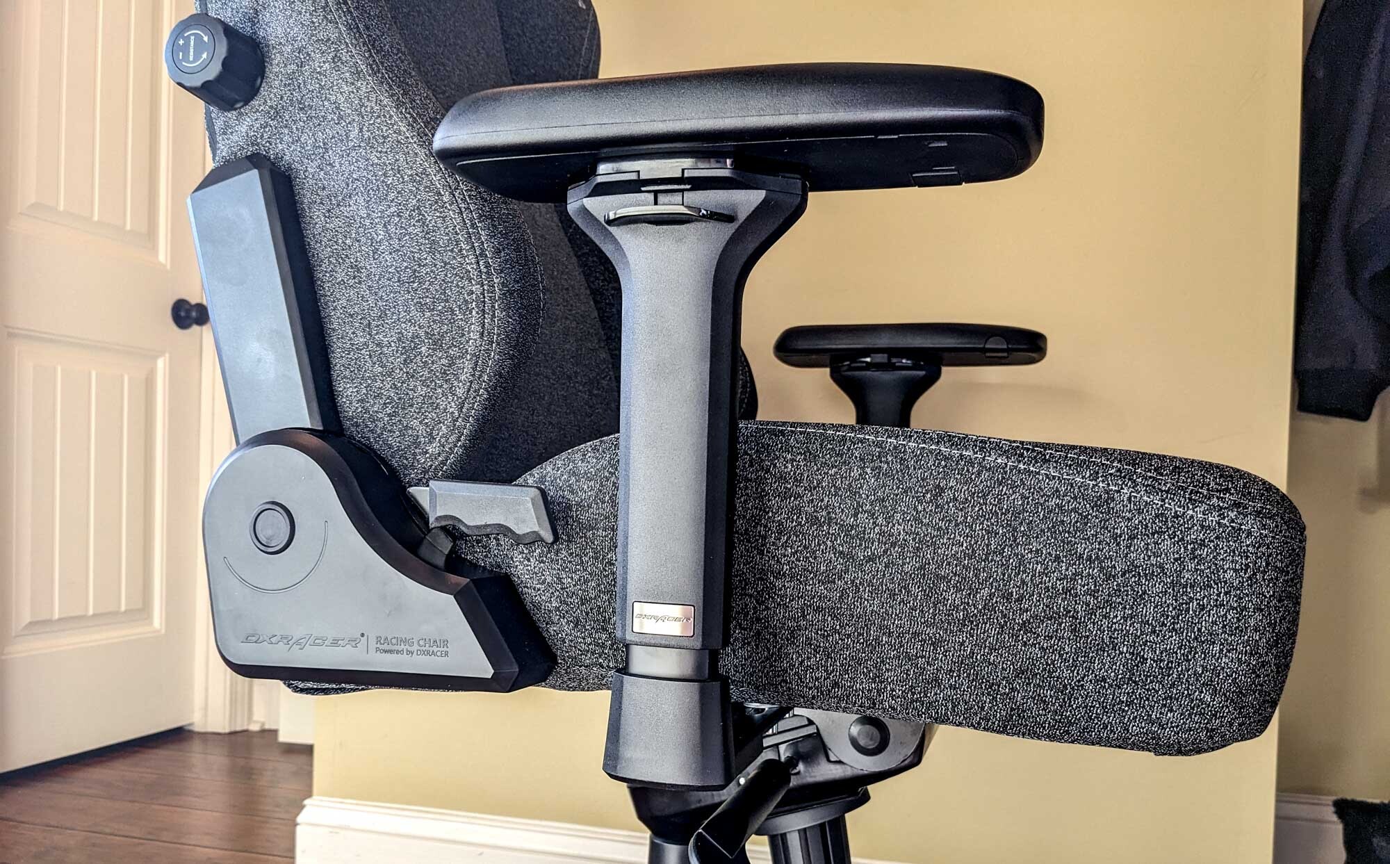 The adjustment knobs and armrests on the DXRacer Craft