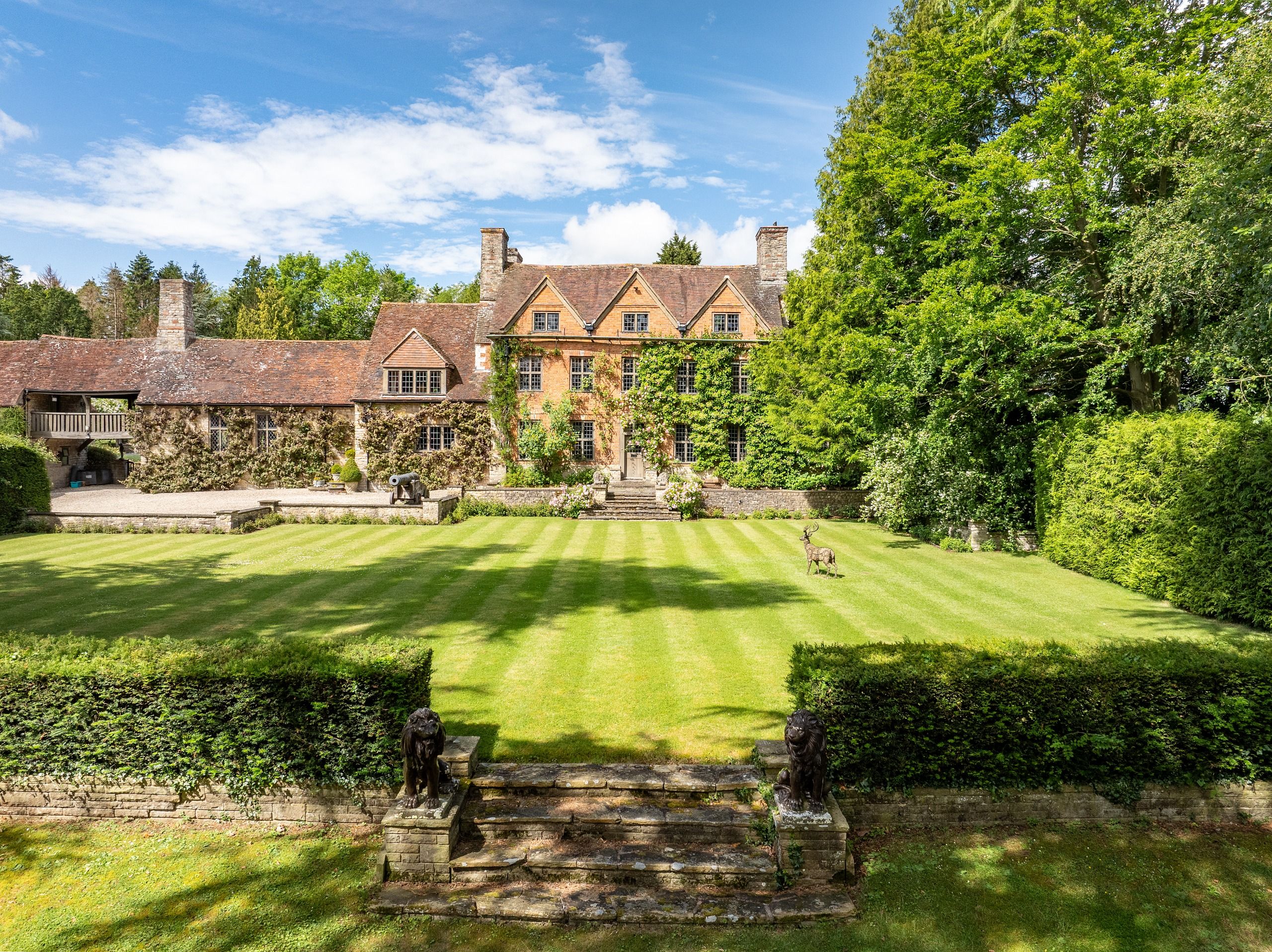 The unlisted 'Elizabethan' manor with a Union Jack rose garden — where Shakespeare might have got married
