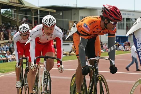 Azizlul Hasni keep an eye on things early on in the UCI Sprint final.