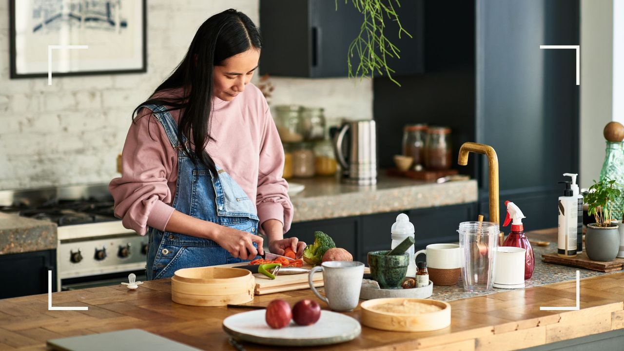 Cleaning chopping board news piece - woman using chopping board in kitchen 