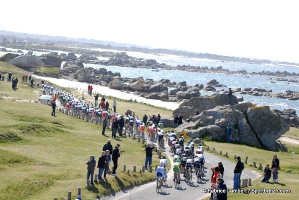 The Tro-Bro Leon peloton skirts the coast in Brittany