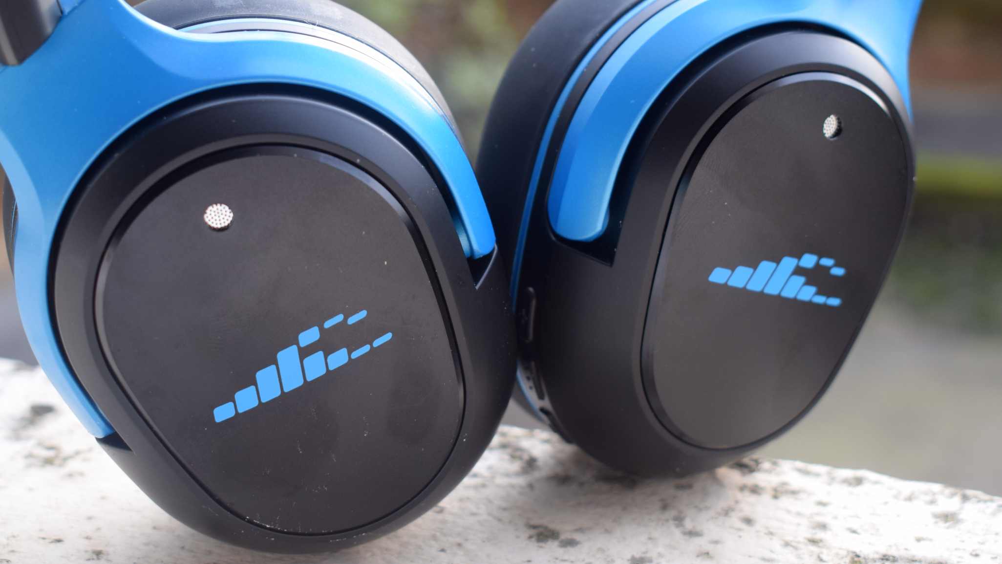 The H20 Audio Ript Ultra's cups, showing the brand's logo.