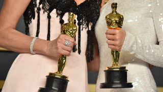 Laura Dern and Renee Zellweger holding Oscars