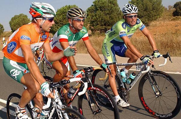 Paolo Bettini (Quick Step-Innergetic - center) getting chatted