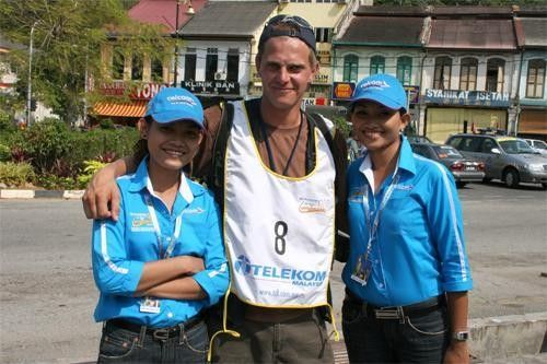 Cyclingnews photographer Mark Gunter does his bit to keep up local relations