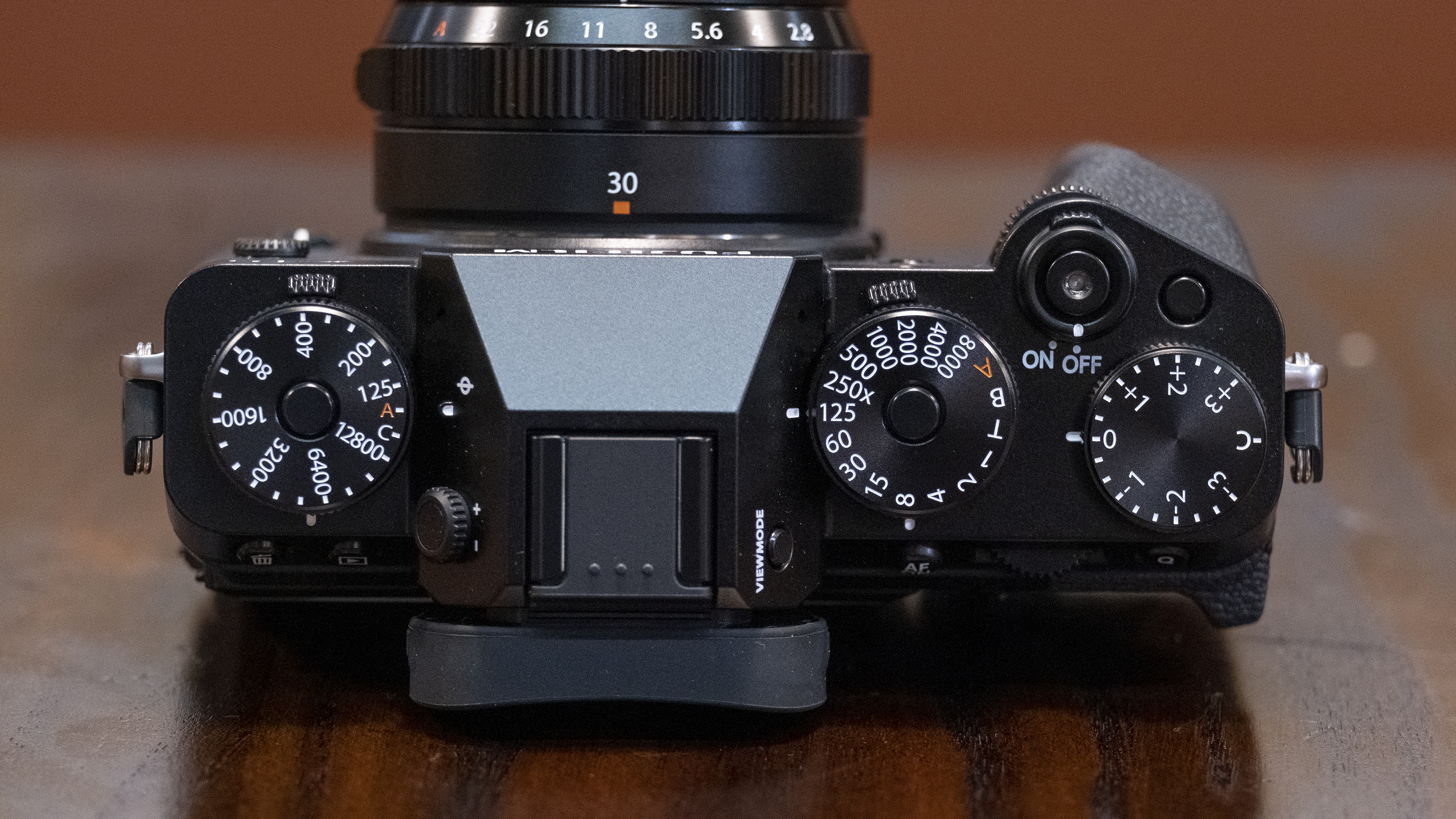 Die Fujifilm X-T5 Kamera sitzt auf einem Tisch