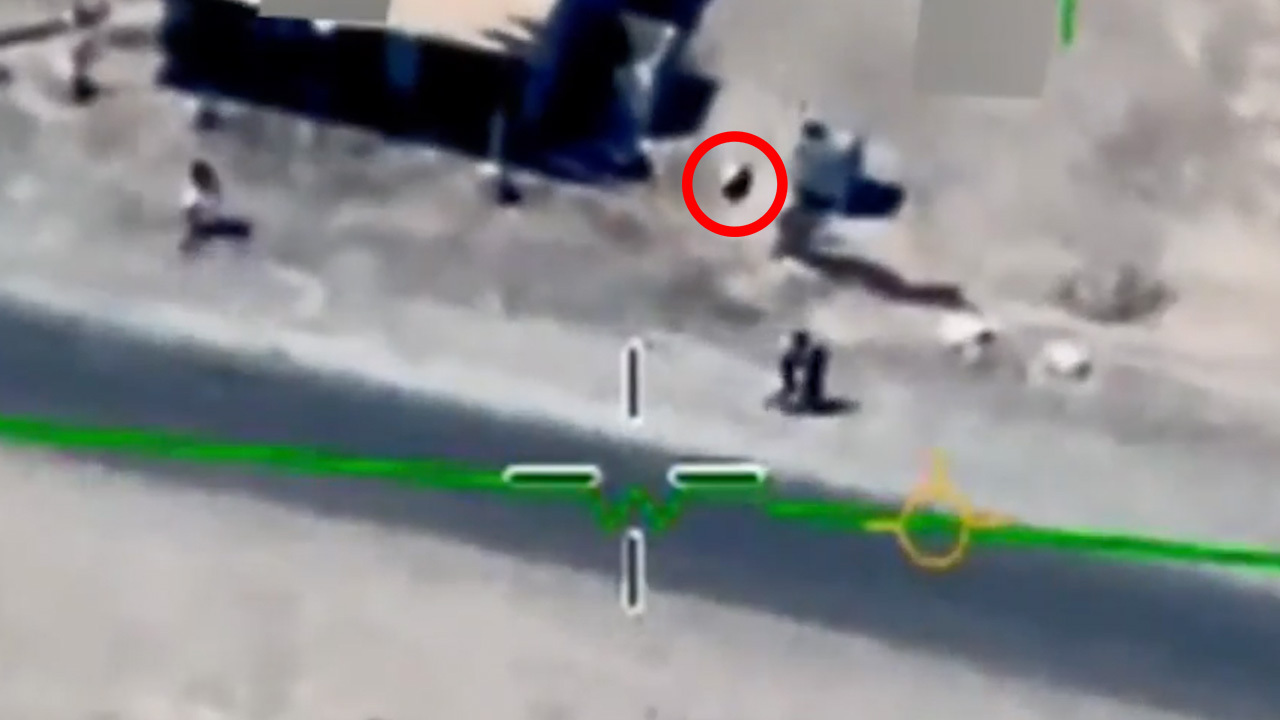 تصاویر ثابت گرفته شده توسط یک پهپاد MQ-9 Reaper که یک جسم کروی ناشناس را نشان می دهد که در هوا شناور است.