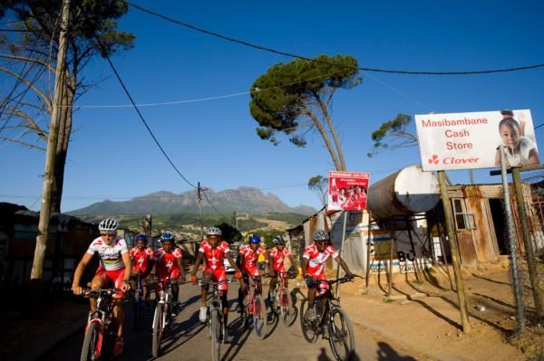 Christoph Sauser rides with the young riders supported by the songo.info charity.