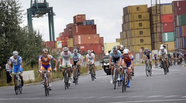 The peloton in full flight at the World Ports Classic.