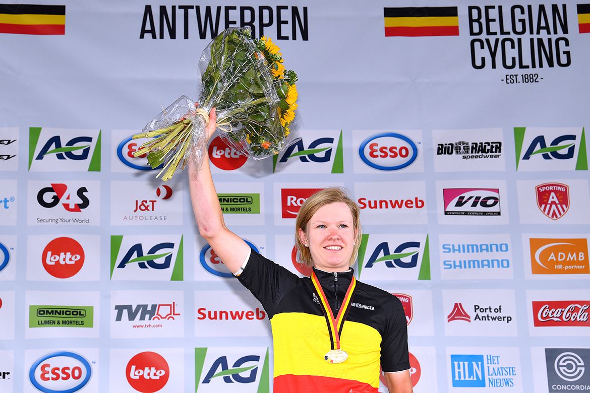 Jolien D'hoore pulls on the jersey for the fourth time