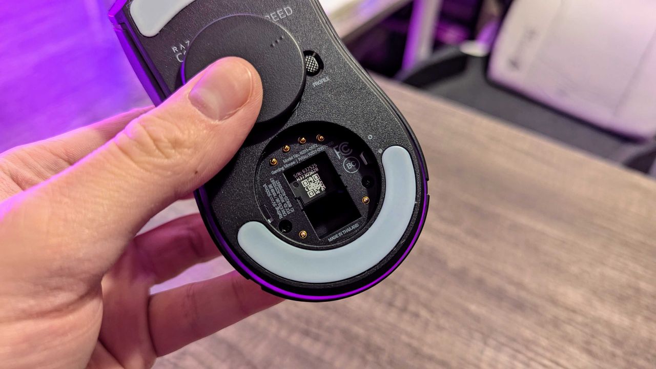 Image of the Razer Cobra HyperSpeed wireless gaming mouse.
