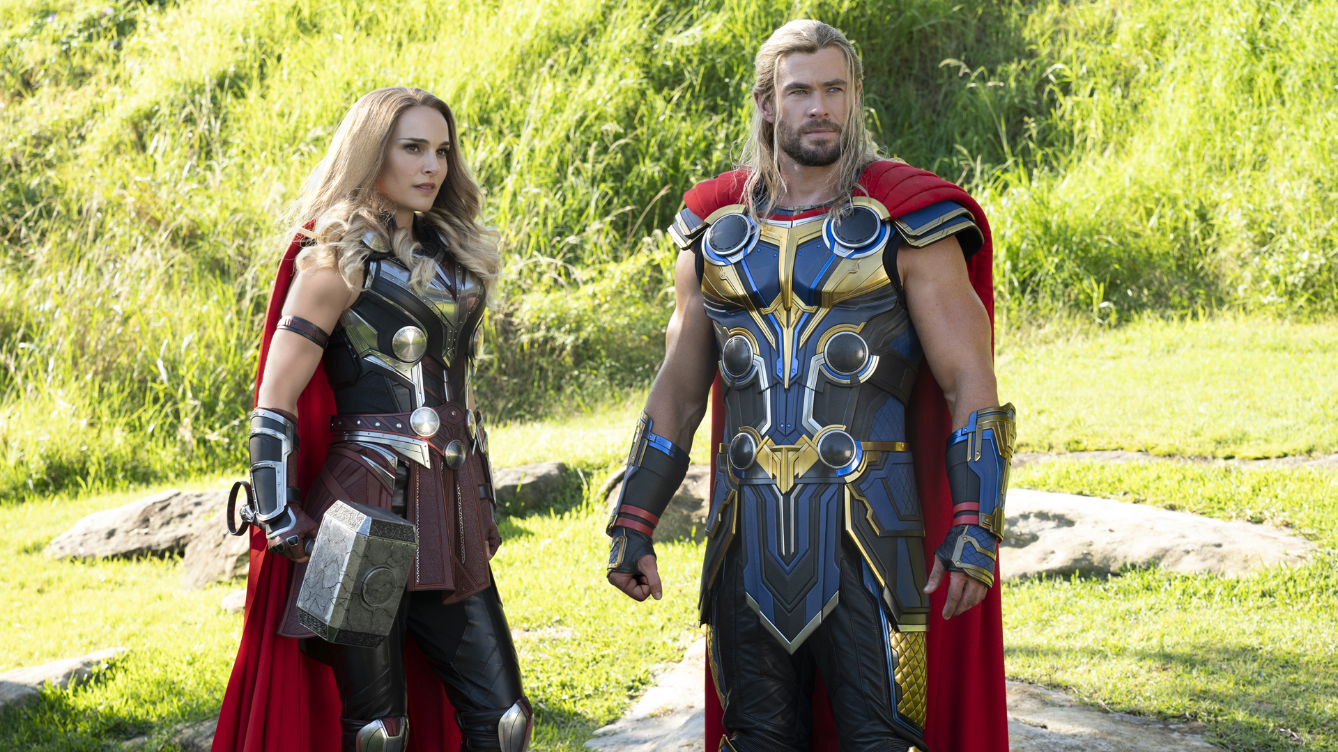 Тор и Могучий Тор Джейн Фостер стоят рядом на зеленом поле в фильме «Тор: Любовь и гром».