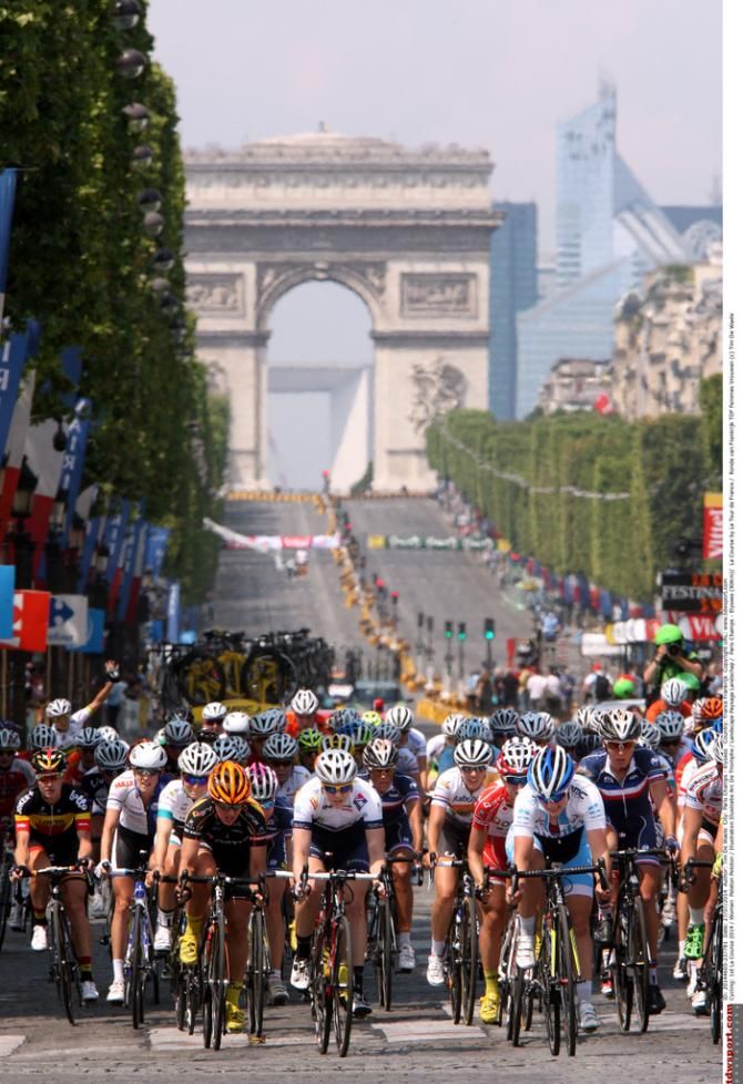 The Champs-&Eacute;lys&eacute;es in all its sunny glory