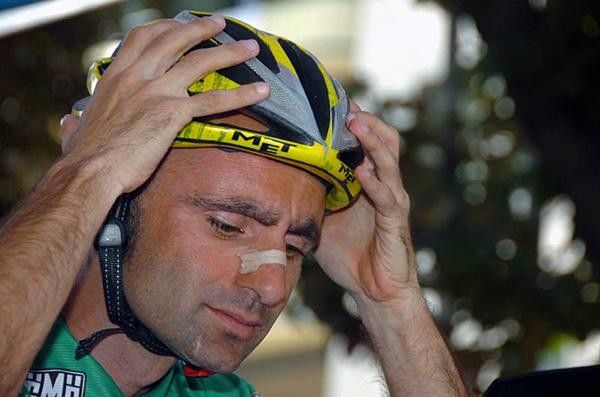 Leonardo Piepoli (Saunier Duval-Prodir) adjusts his gear.