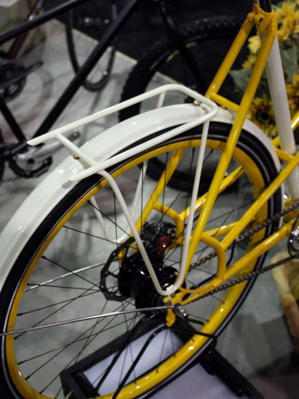 A matching rear rack is fitted to the back of this Yipsan townie.