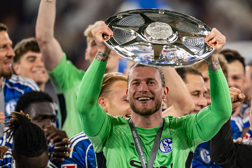 GELSENKIRCHEN, GERMANY - MAY 17: Loris Karius of FC Schalke 04 lifts the Meisterschale trophy as Schalke celebrates its league title victory after the 2. Bundesliga match between FC Schalke 04 and Eintracht Braunschweig at Veltins-Arena on May 17, 2026 in Gelsenkirchen, Germany. (Photo by Kevin Voigt/GettyImages)