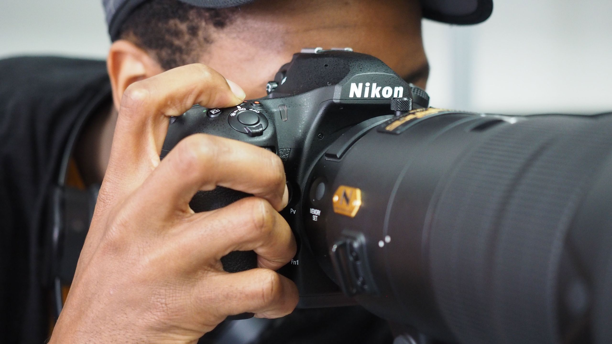 Photographer Misses Tactile Experience of DSLRs Over Mirrorless