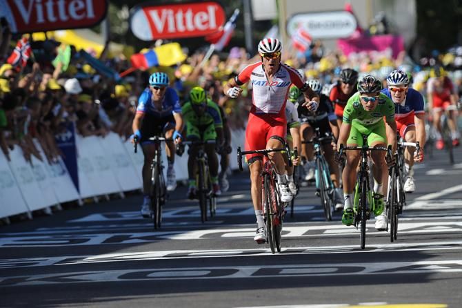 Alexander Kristoff (Katusha) beats Peter Sagan to the line
