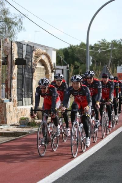 Fumiyuki Beppu takes a turn on the front of the bunch