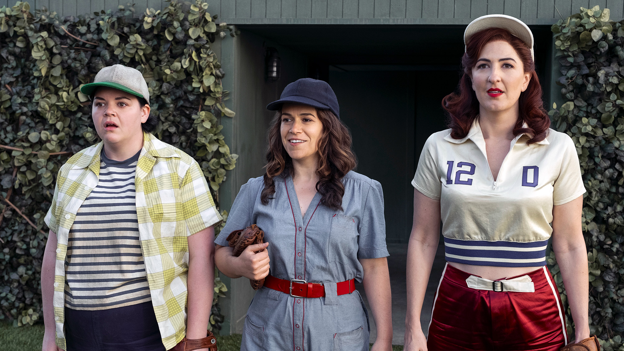 (De izquierda a derecha) Melanie Field (Jo), Abbi Jacobson (Carson; Co-Creador y Productor Ejecutivo), D'Arcy Carden (Greta) están asombrados en A League of Their Own de Prime Video