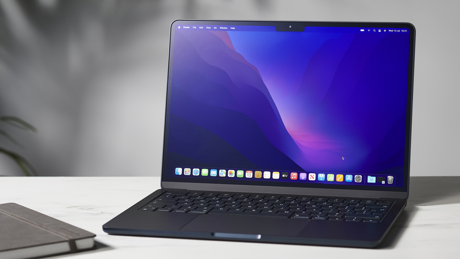 MacBook Air 2022 offen mit der Vorderseite nach vorne auf einem Tisch